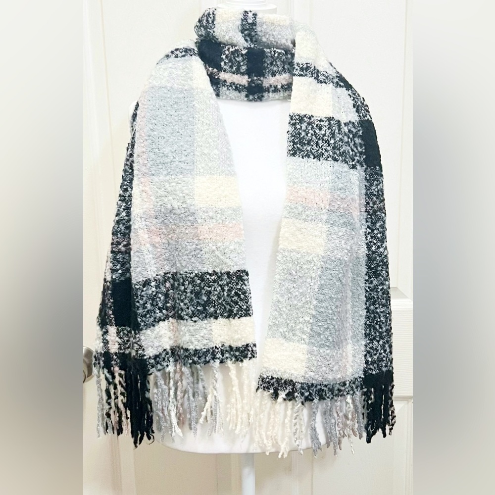 Plaid Black and White Women's Scarf - Picture 4 of 5